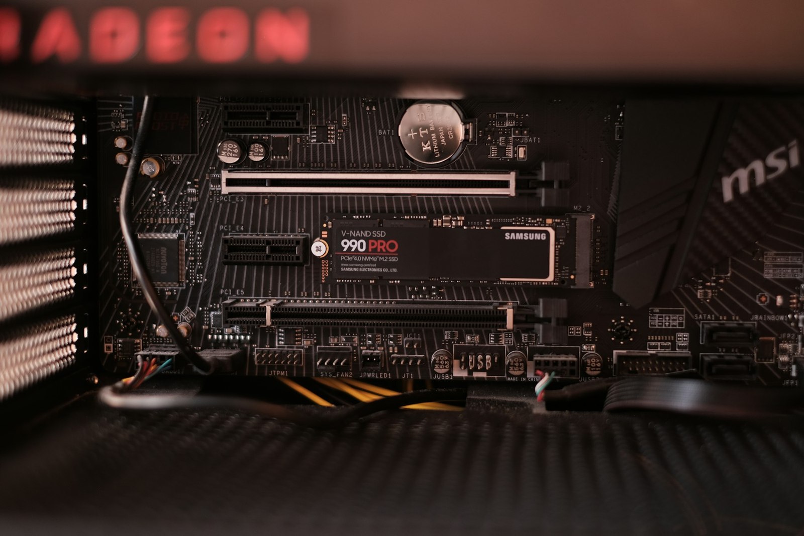 SSD Samsung 990 Pro instalado en una placa base
