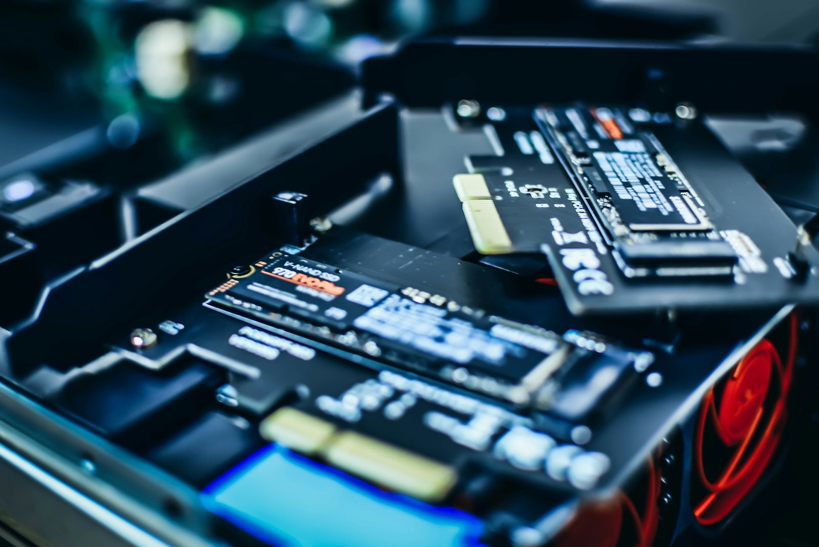 Varios SSD NVMe instalados en una placa base