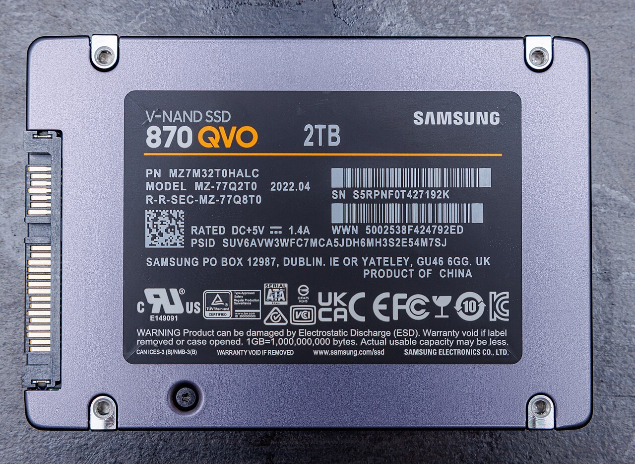 Parte trasera de un Samsung 870 QVO de 2 TB