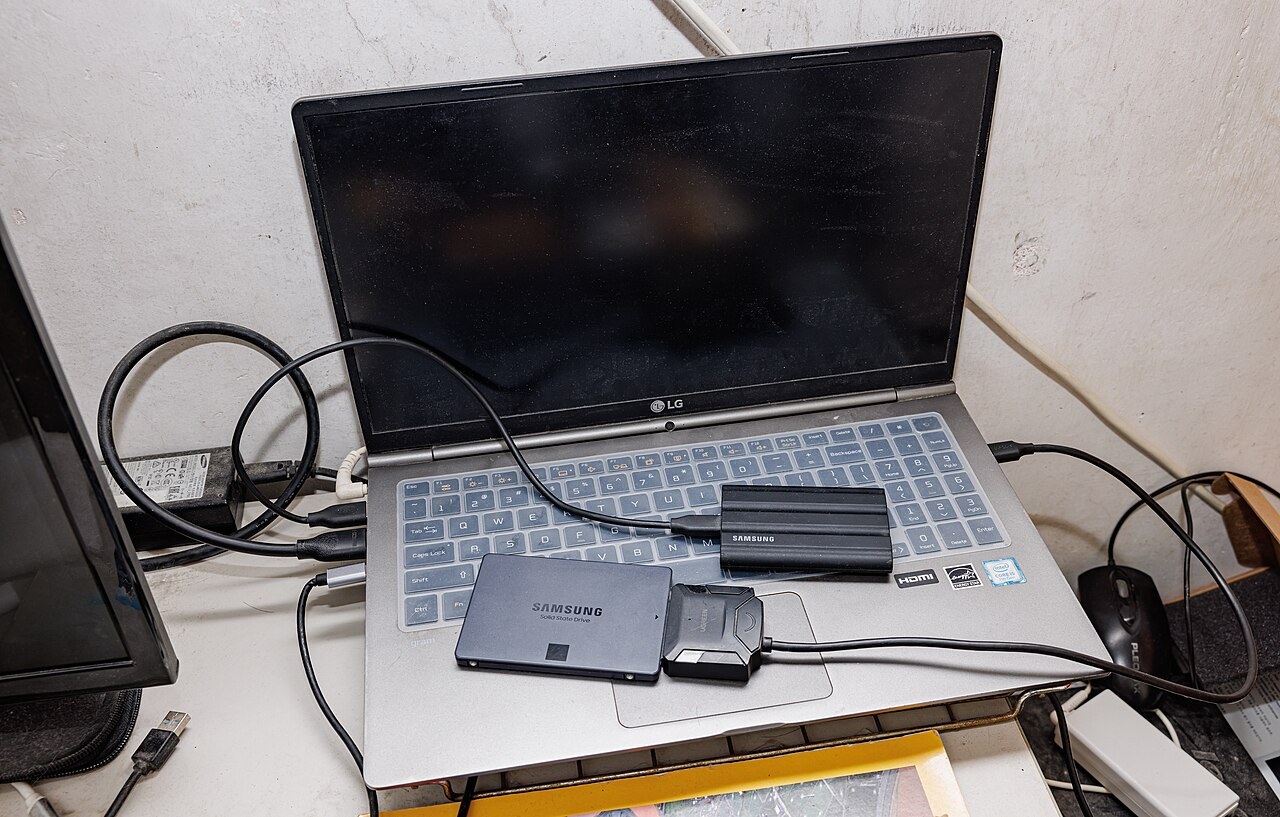 LG laptop and Samsung drives, including an 870 QVO SSD