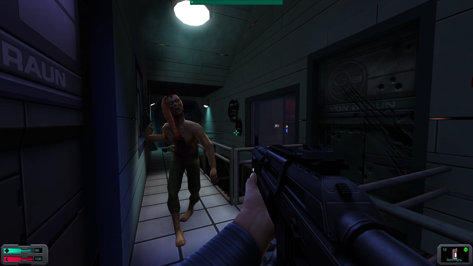 Un híbrido se acerca al jugador armado en un pasillo de la Von Braun en System Shock 2 Remaster