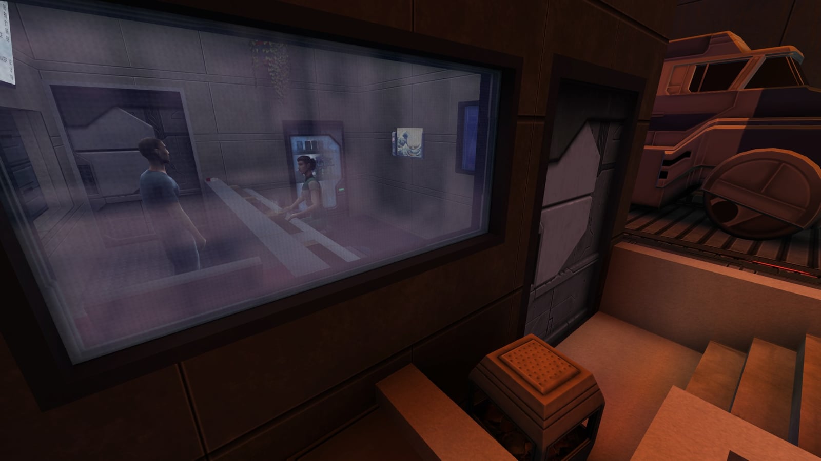 Dos personajes junto a un mostrador, vistos a través de una ventana en System Shock 2 Remaster