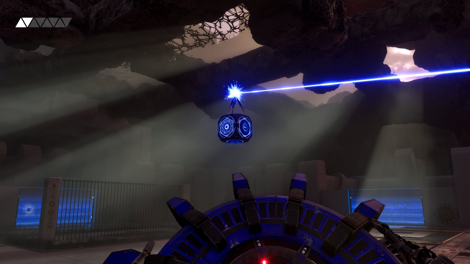 Un dispositivo azul suspendido recibe un haz de luz sobre una herramienta en primera persona en The Talos Principle 3