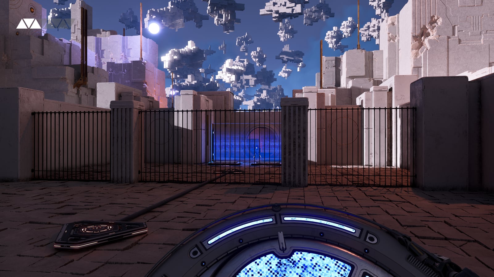 Una barrera azul y una verja entre ruinas de piedra en The Talos Principle 3