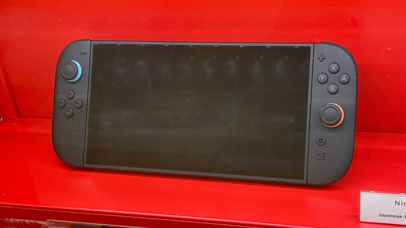 Nintendo Switch 2 con los Joy-Con 2 acoplados, expuesta en una vitrina roja.