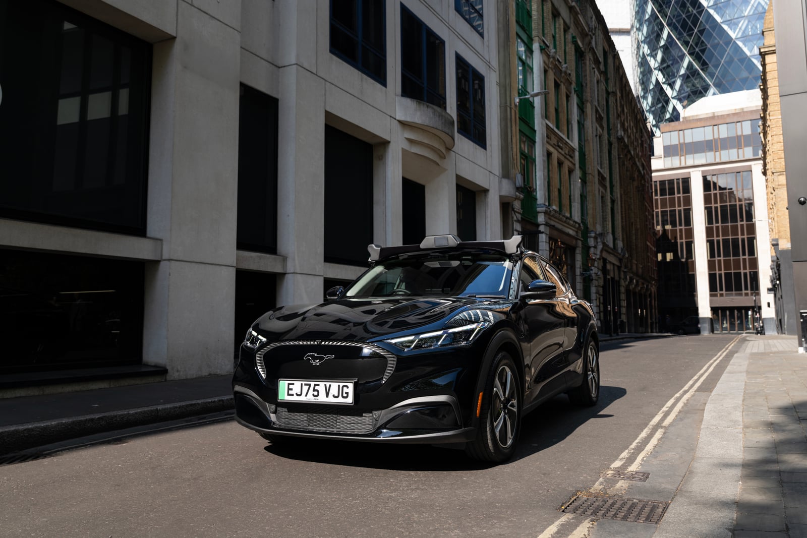 Vehículo autónomo de Wayve y Uber en una calle de Londres