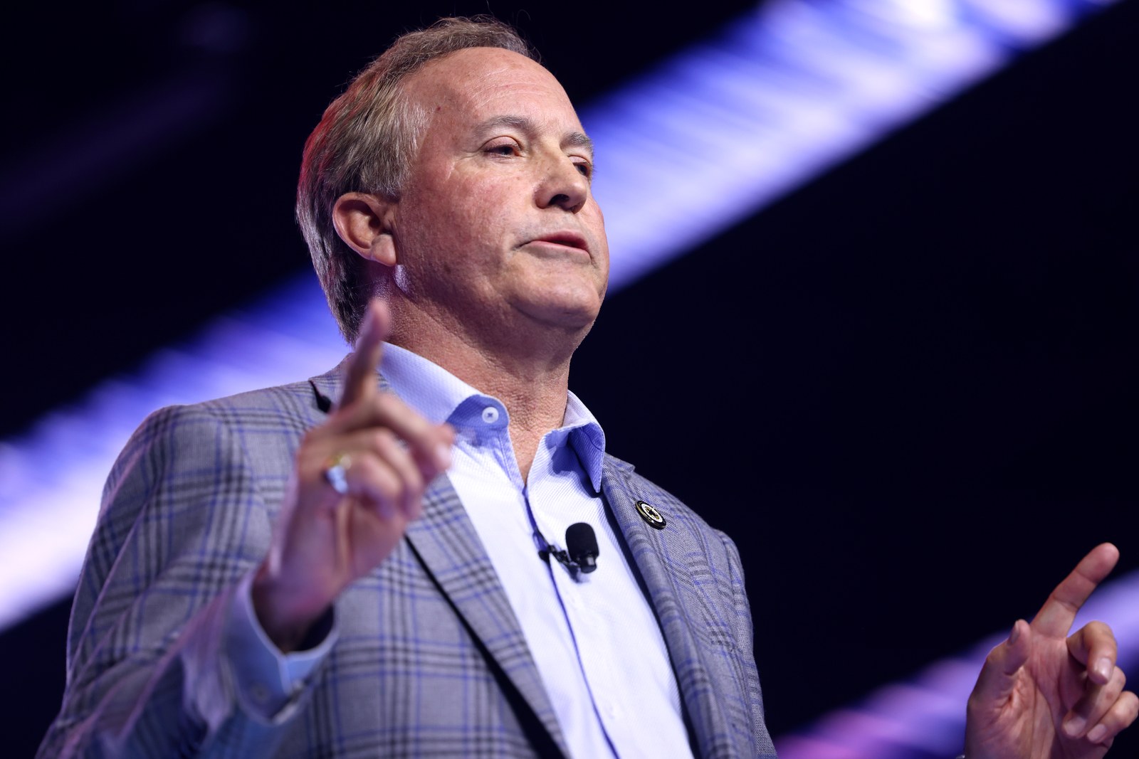 El fiscal general de Texas, Ken Paxton, habla con asistentes al evento AmericaFest 2025 en Phoenix, Arizona