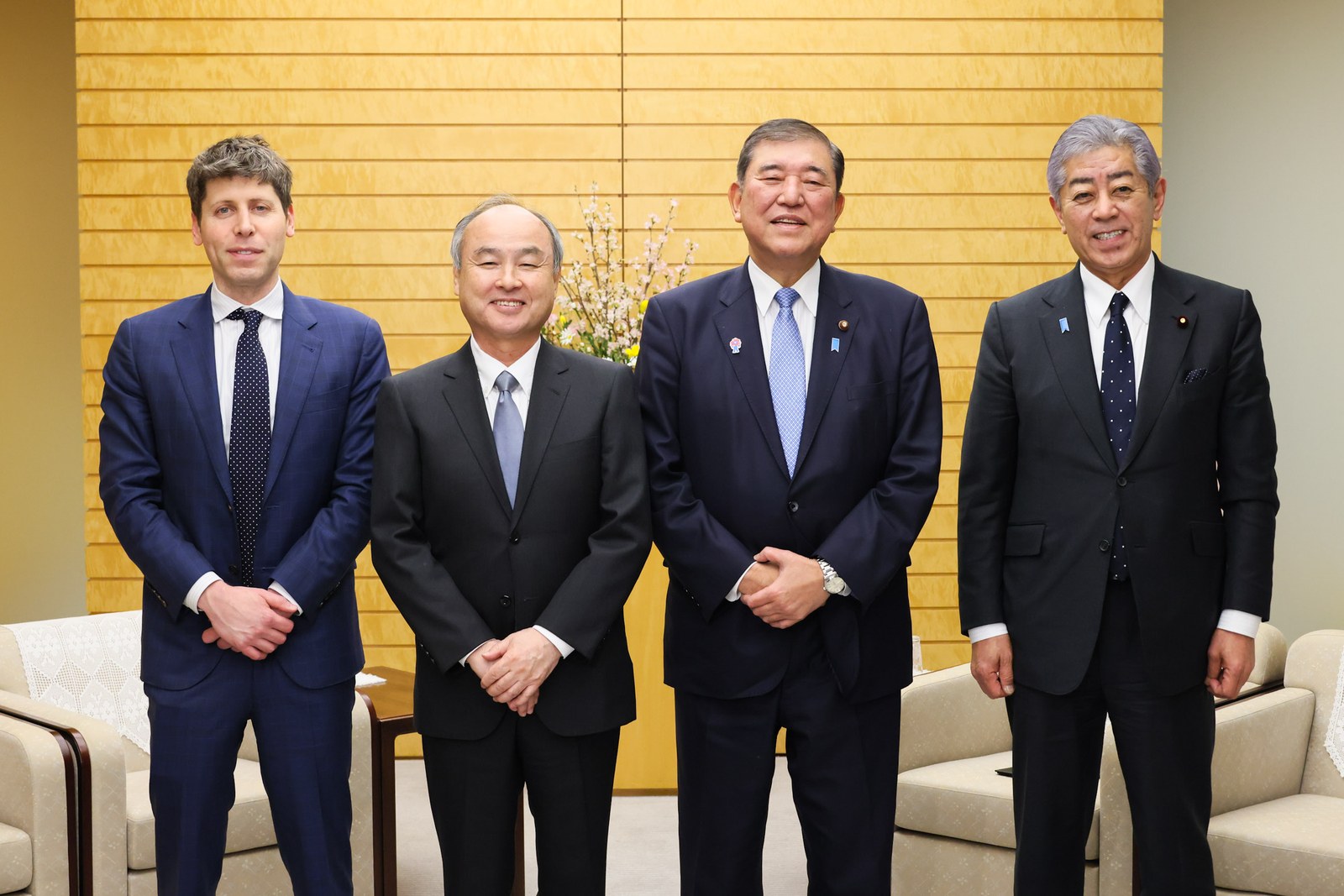 Sam Altman y Masayoshi Son, presidente de SoftBank, reunidos con el entonces primer ministro japonés Shigeru Ishiba en Tokio en febrero de 2025