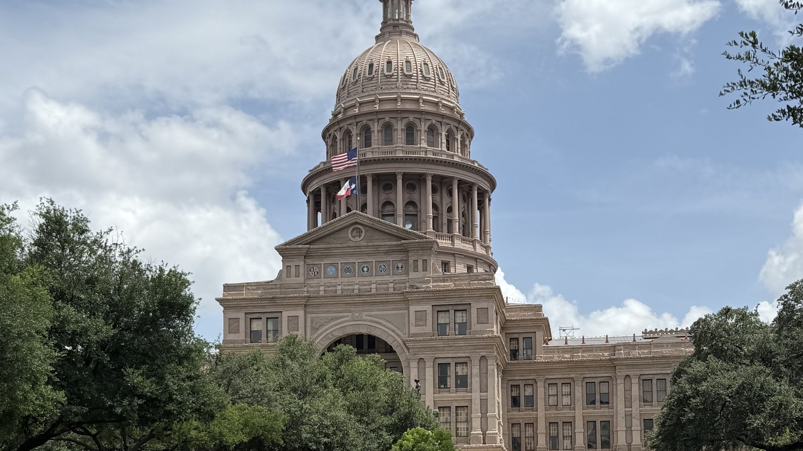 Fachada del Capitolio del estado de Texas, en Austin, con su cúpula bajo un cielo azul en julio de 2025
