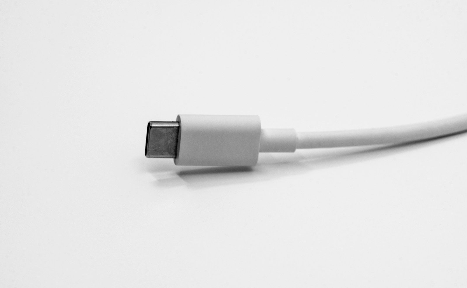 Cable USB-C blanco sobre una superficie clara