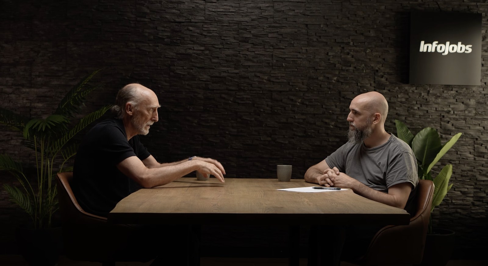 Jon Hernández y Alfonso Valencia conversando en el estudio del podcast