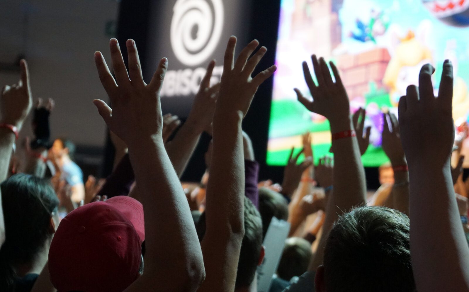 Una multitud de jugadores reunida frente a un expositor de Gamescom
