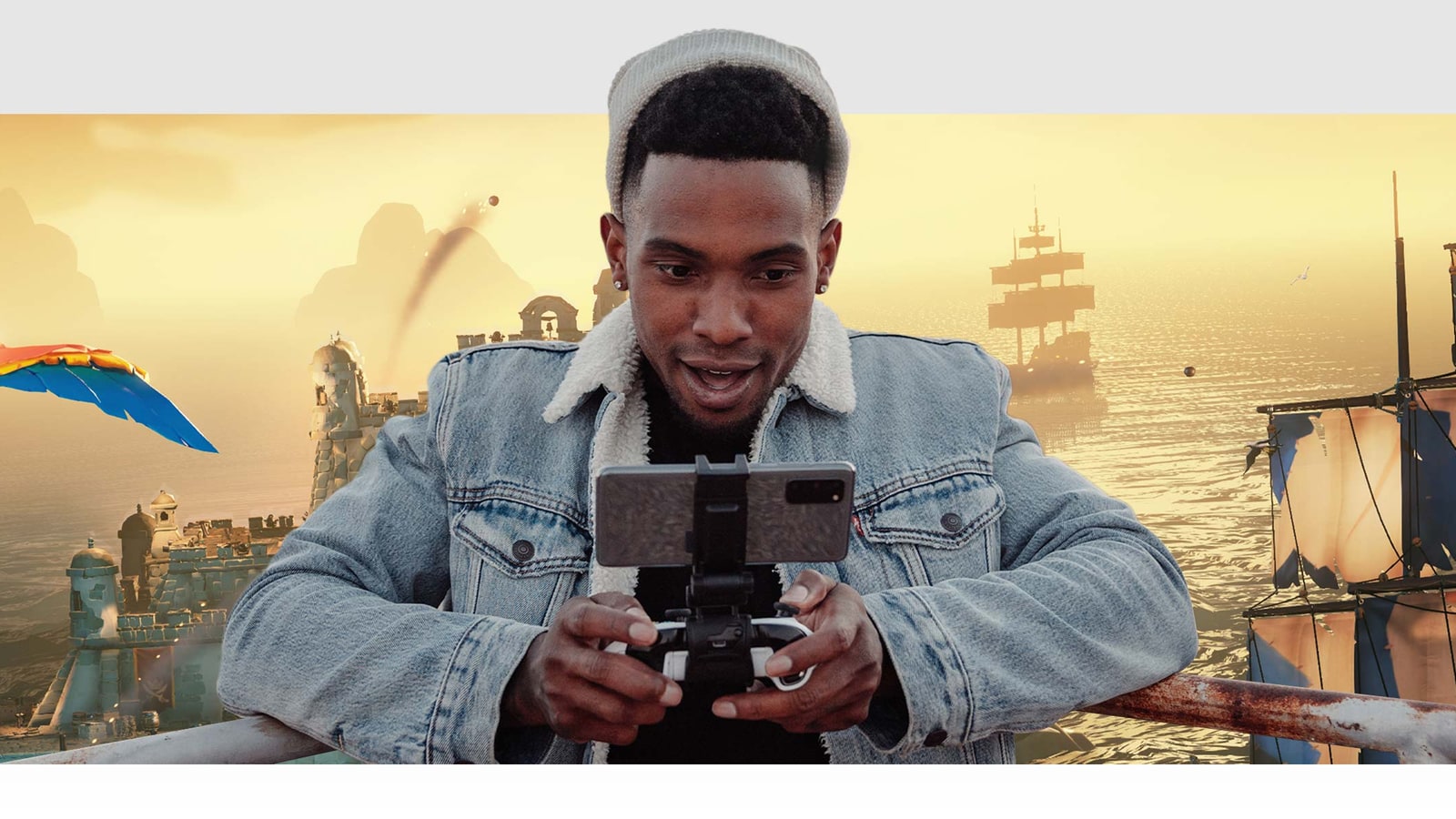 Jugador transmite Sea of Thieves en un móvil conectado a un mando