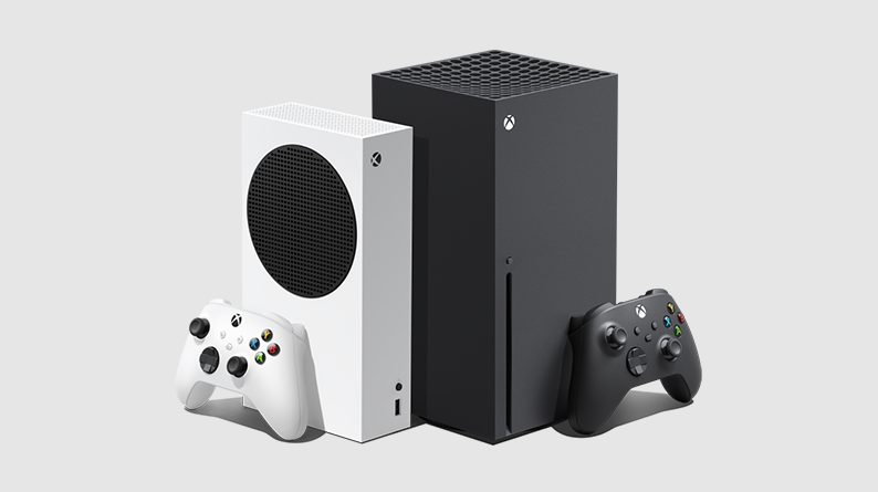 Xbox Series S blanca y Series X negra con sus mandos, en la imagen oficial de la gama