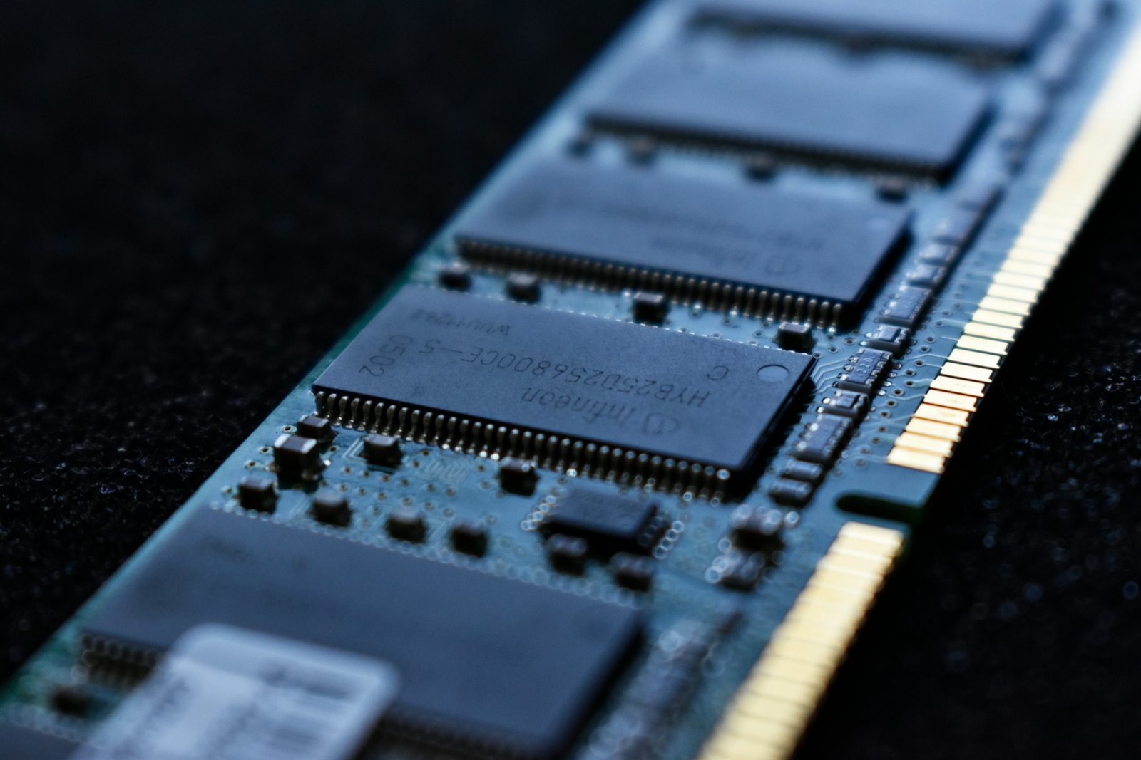 Primer plano de los chips de un módulo de memoria