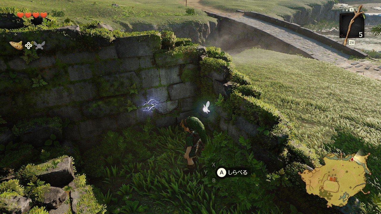Link and Navi next to a fairy message hidden on a wall in Hyrule